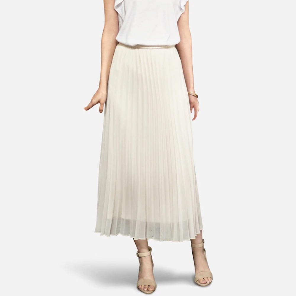 Uniqlo pleated white skirt 🤍